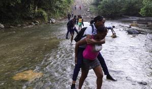 En la comunidad de La Florida, los estudiantes atraviesan a pie el río y los caminos para educarse