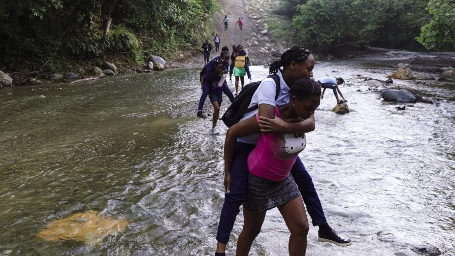 En la comunidad de La Florida, los estudiantes atraviesan a pie el río y los caminos para educarse