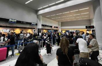 Los libaneses intentan huir por todos los medios de los bombardeos israelíes