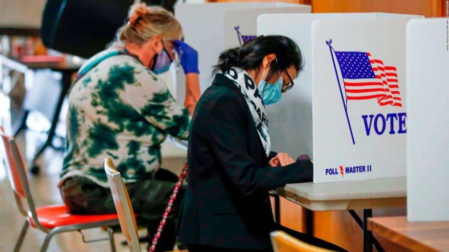 Juez bloquea una parte de la controvertida ley de Texas que penaliza la ayuda a votantes