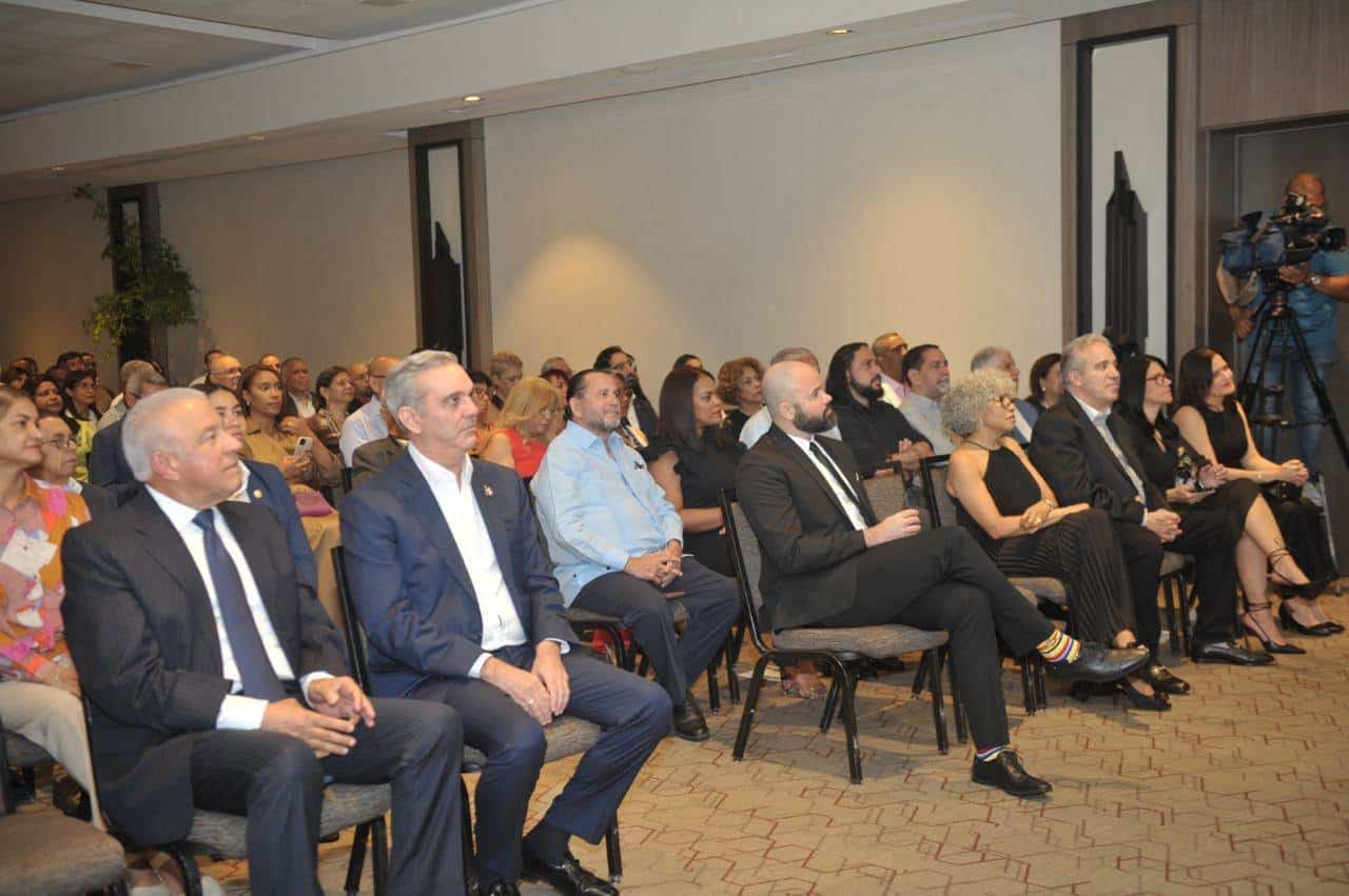 En primer plano, Andrés Bautista, ministro administrativo de la Presidencia, el presidente Luis Abinader.