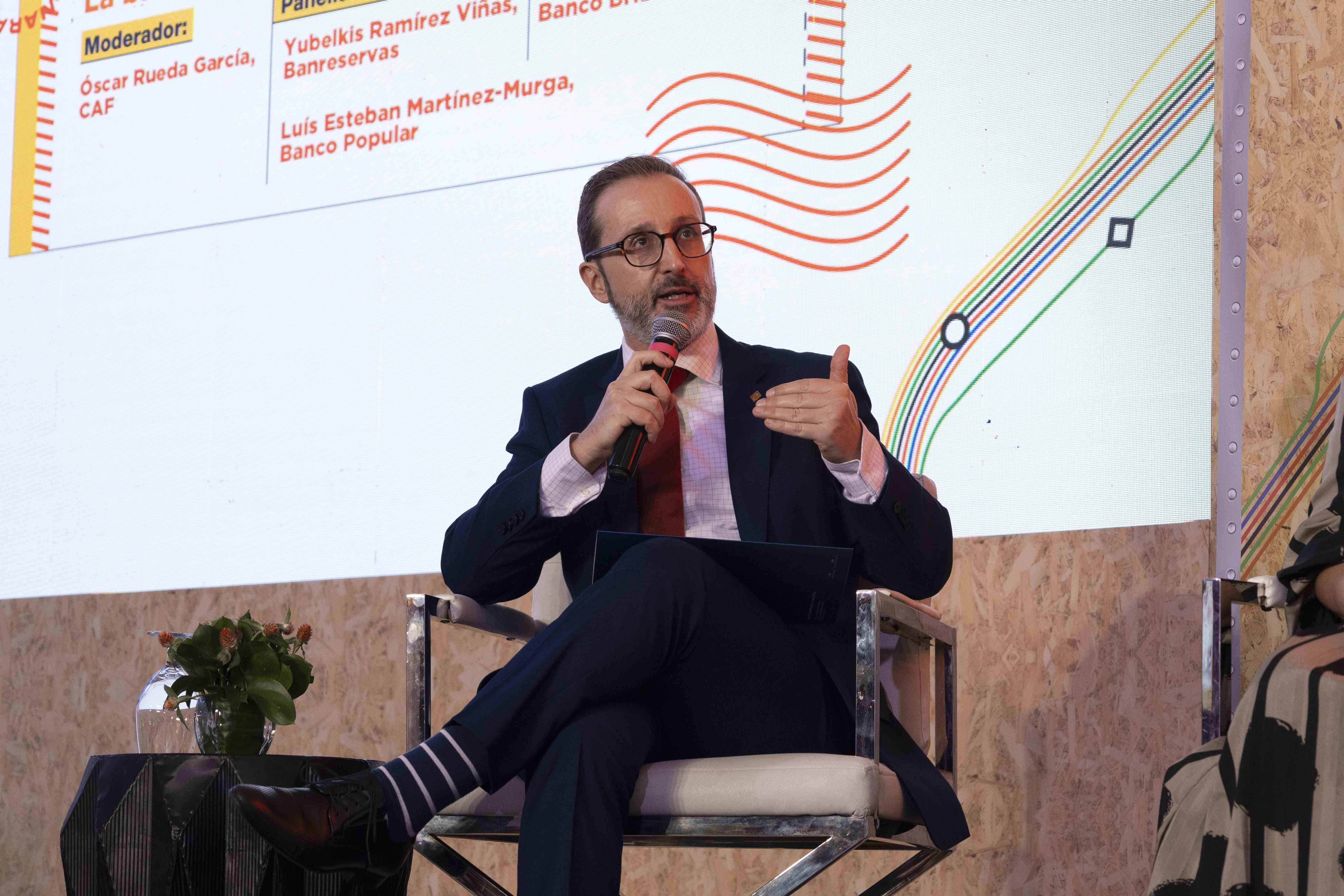 El vicepresidente del Área de Comunicación y Reputación, Luis Esteban Martínez-Murga, al participar del panel La banca en el sector de exportación naranja, en el marco del foro.