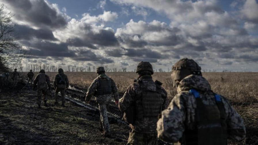 Reclutadores militares ucranianos irrumpen en la vida nocturna de Kiev en busca de nuevos soldados