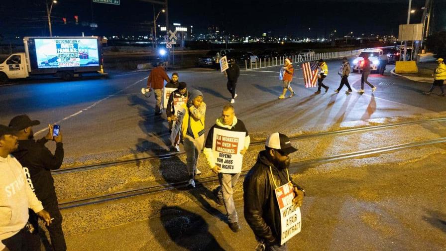 Estibadores de puertos de Maine a Texas secundan una huelga que podría causar desabastecimiento