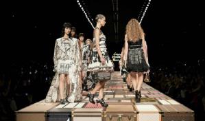 Louis Vuitton convierte sus baúles en una gran pasarela de moda en París