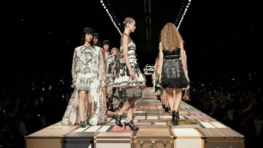 Louis Vuitton convierte sus baúles en una gran pasarela de moda en París