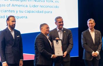 Presidente de asociación de bodegueros en EE.UU. recibe reconocimiento de Luis Abinader