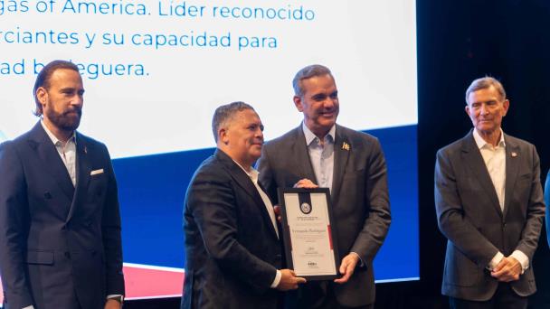 Presidente de asociación de bodegueros en EE.UU. recibe reconocimiento de Luis Abinader