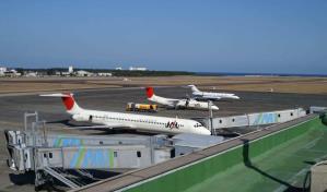 Suspenden los vuelos de un aeropuerto japonés tras derrumbarse parte de la pista