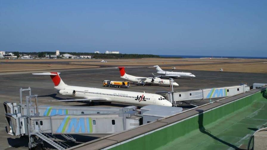 Suspenden los vuelos de un aeropuerto japonés tras derrumbarse parte de la pista