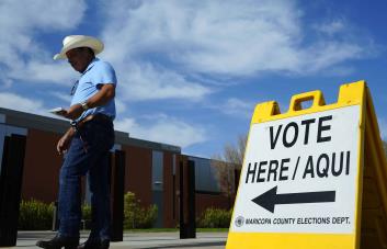 Hasta 218,000 personas se registraron para votar en Arizona sin confirmar su nacionalidad