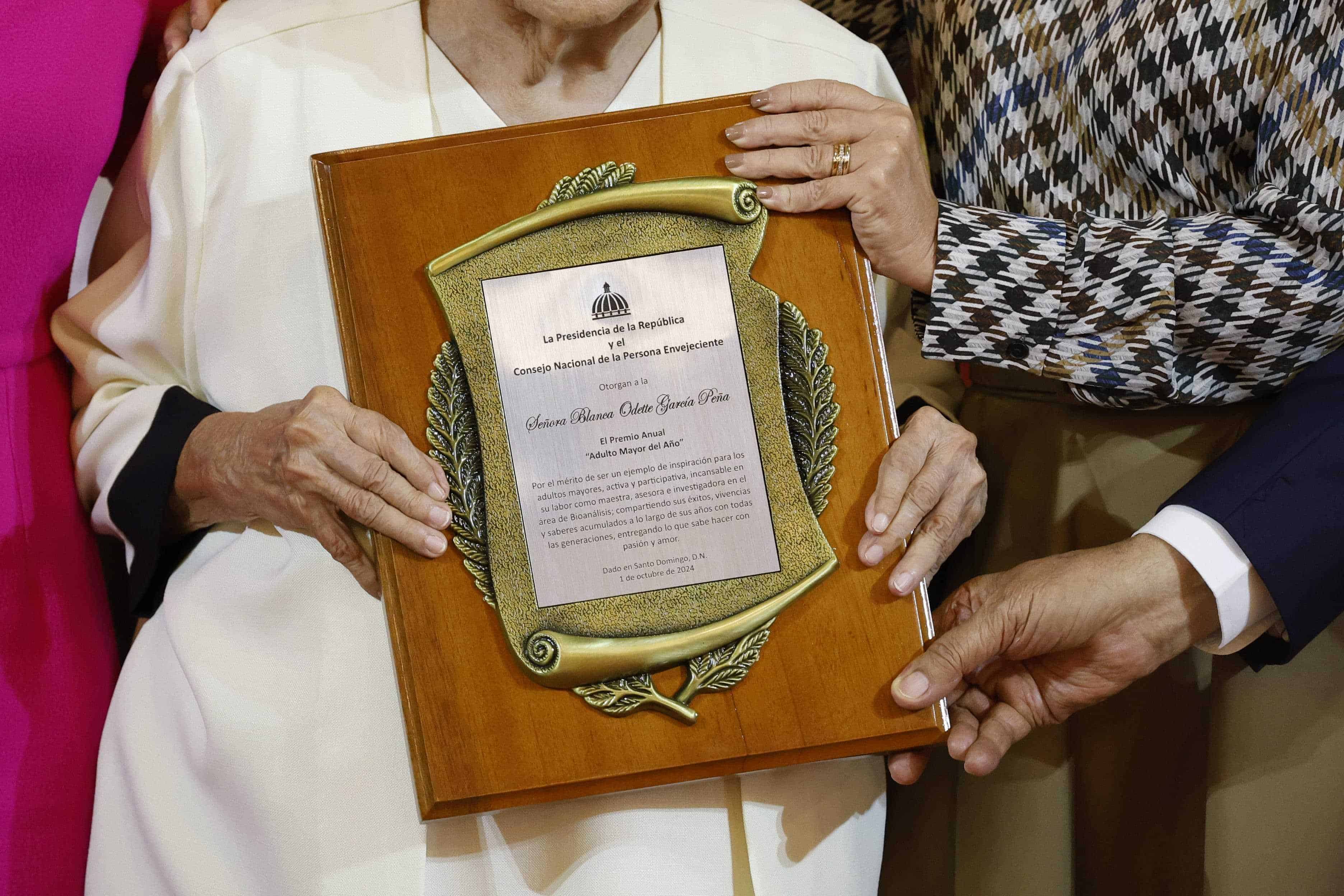 El premio incluyó una placa de reconocimiento y una recompensa metálica de 200,000 pesos.