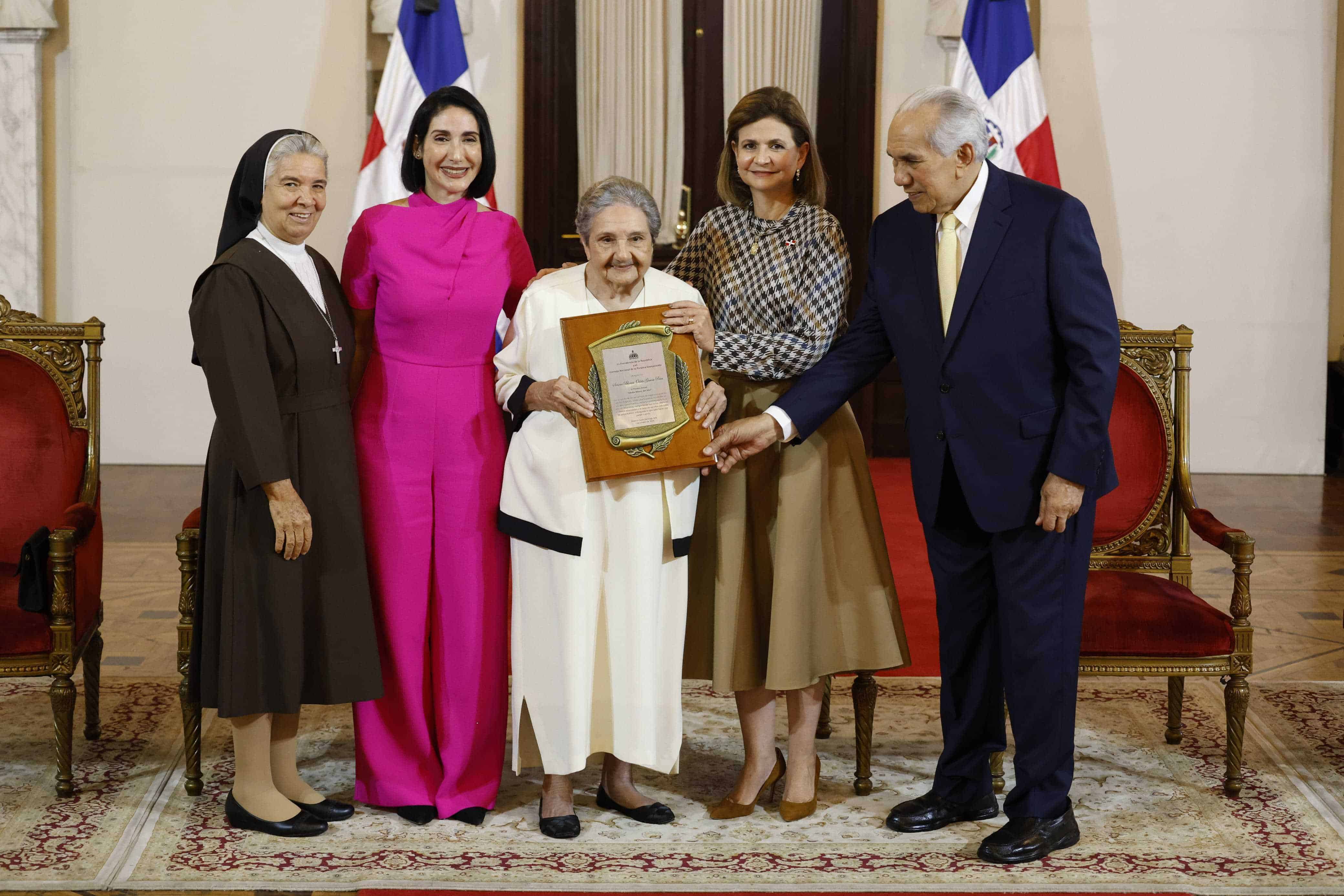 Autoridades reconociendo a Blanca García como Adulto Mayor del Año.