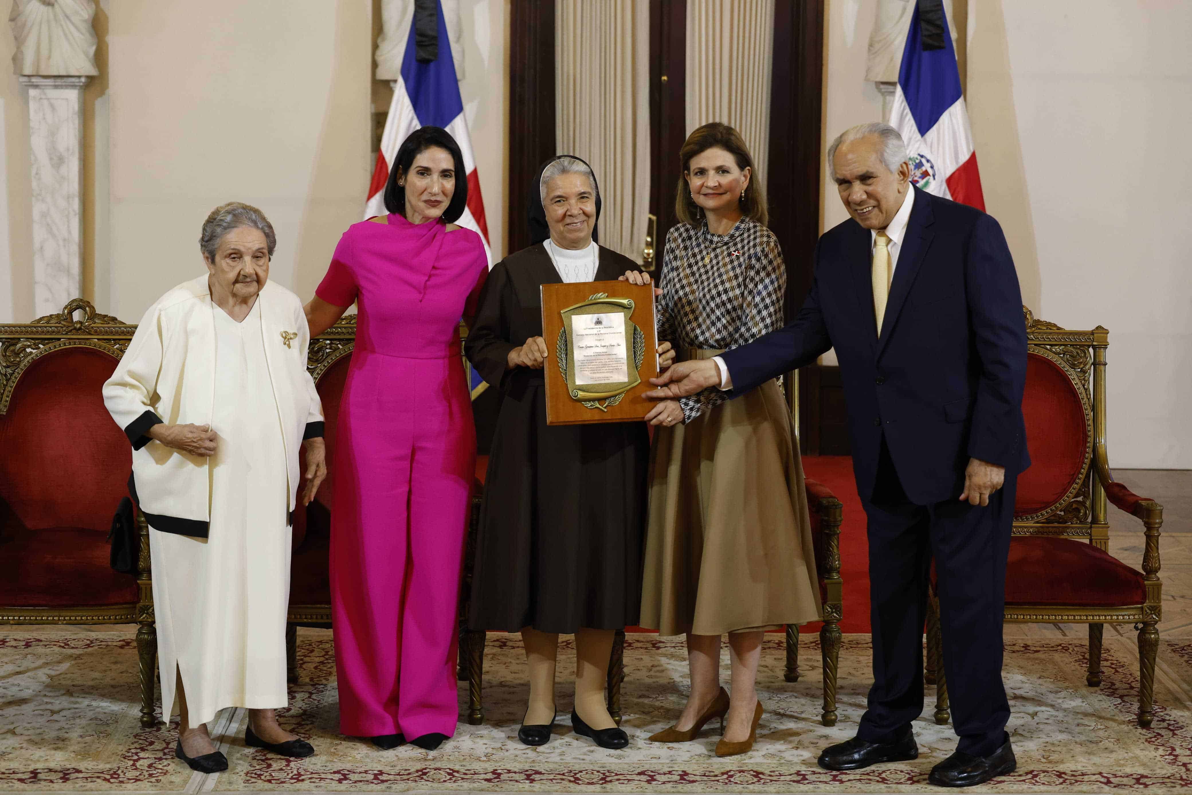 El Premio Protector de la Persona Envejeciente se otorgó al Centro Geriátrico San Joaquín y Santa Ana por sus aportes.