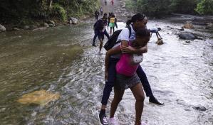 En la comunidad de La Florida, los estudiantes atraviesan a pie el río y los caminos para educarse
