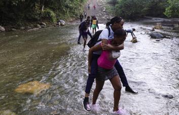 En la comunidad de La Florida, los estudiantes atraviesan a pie el río y los caminos para educarse