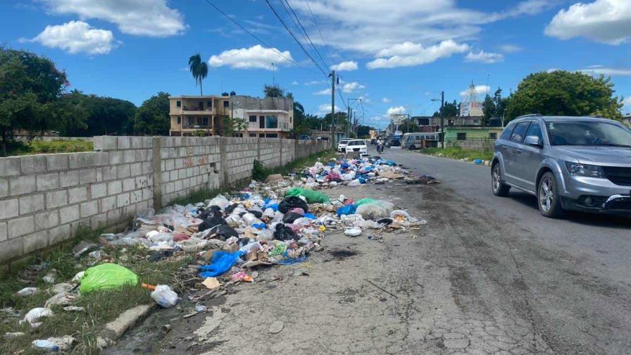 Denuncian vertedero improvisado en calle de San Pedro de Macorís