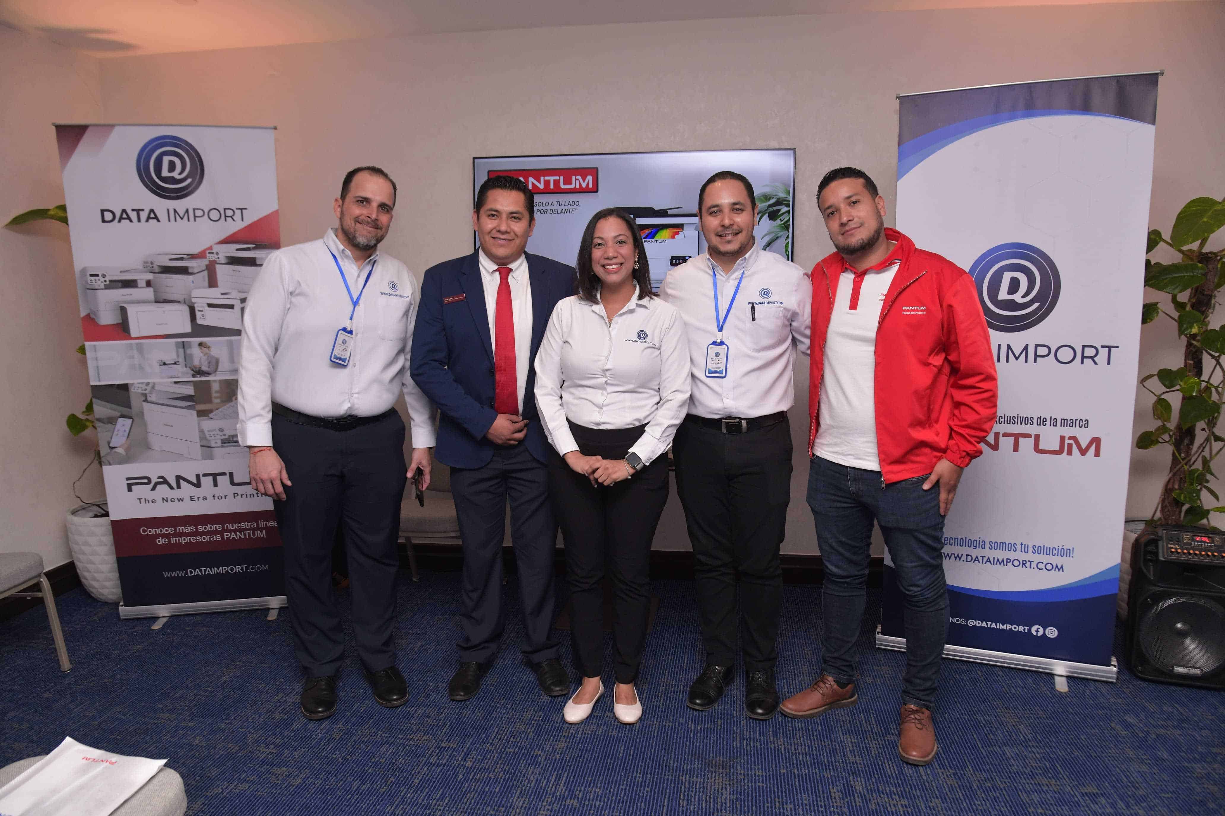 Los representantes de la empresa que tiene sucursales en Santo Domingo y Santiago.