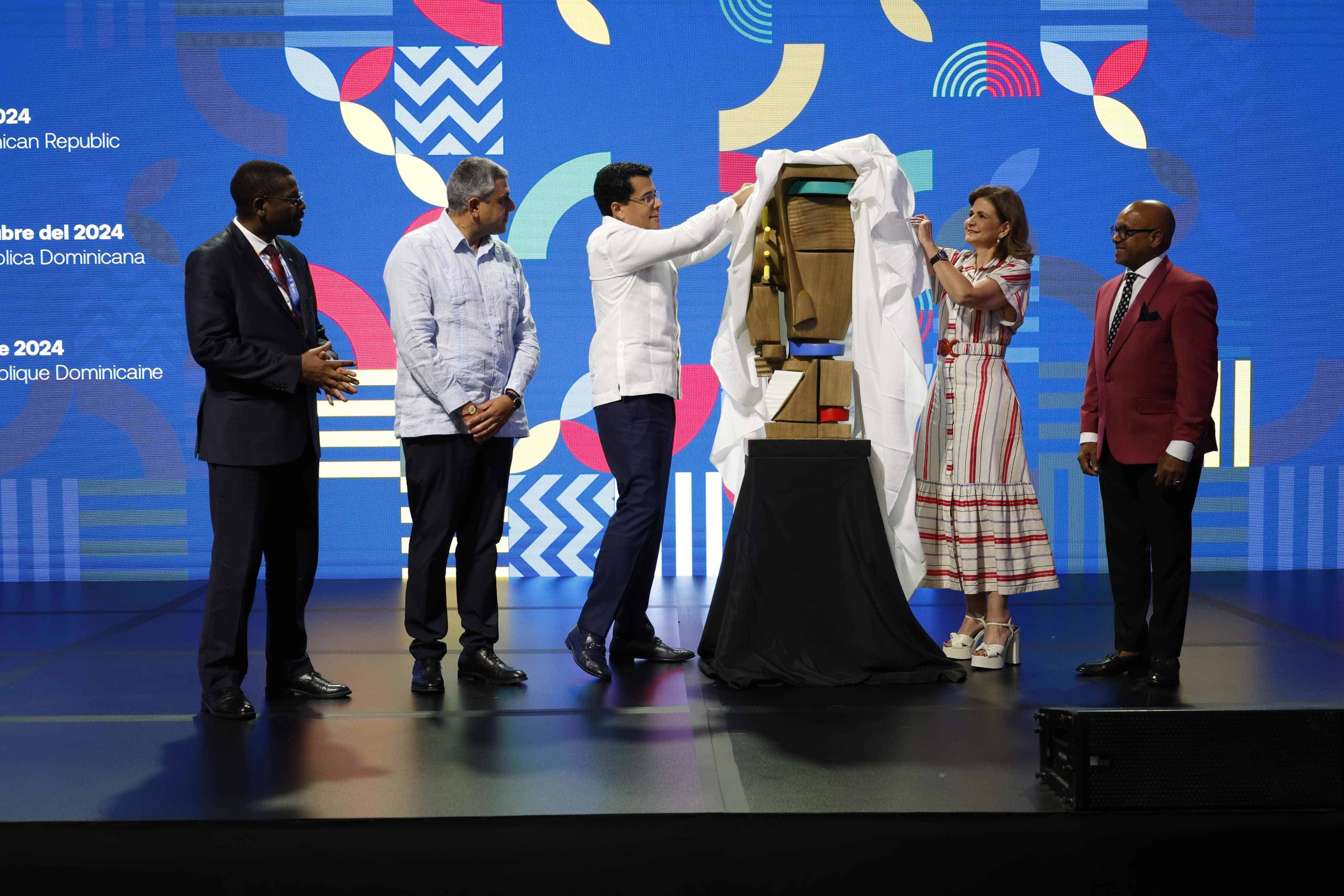 La vicepresidenta Raquel Peña desveliza una escultura del dominicano Juan Trinidad durante la primera cumbre de Naciones Unidas para África y las Américas. 