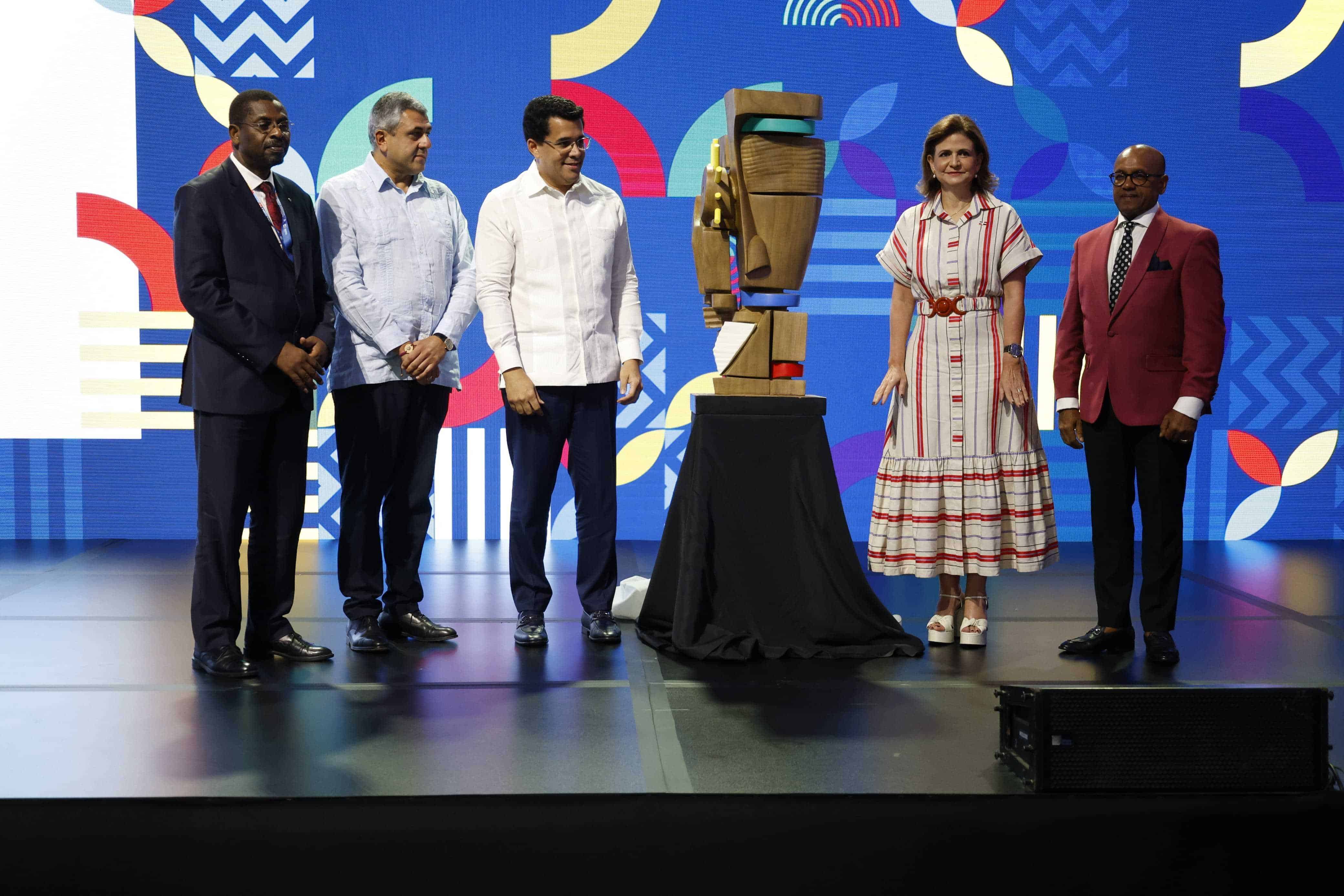 La vicepresidenta Raquel Peña y el ministro de Turismo, David Collado entregan escultura al secretario de ONU Turismo, Zurab Pololikashvili, durante la Cumbre de Naciones Unidas para África y las Américas que se celebra en Punta Cana.