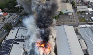 Fuego afecta dos naves en uno de los complejos de zona franca en Santiago