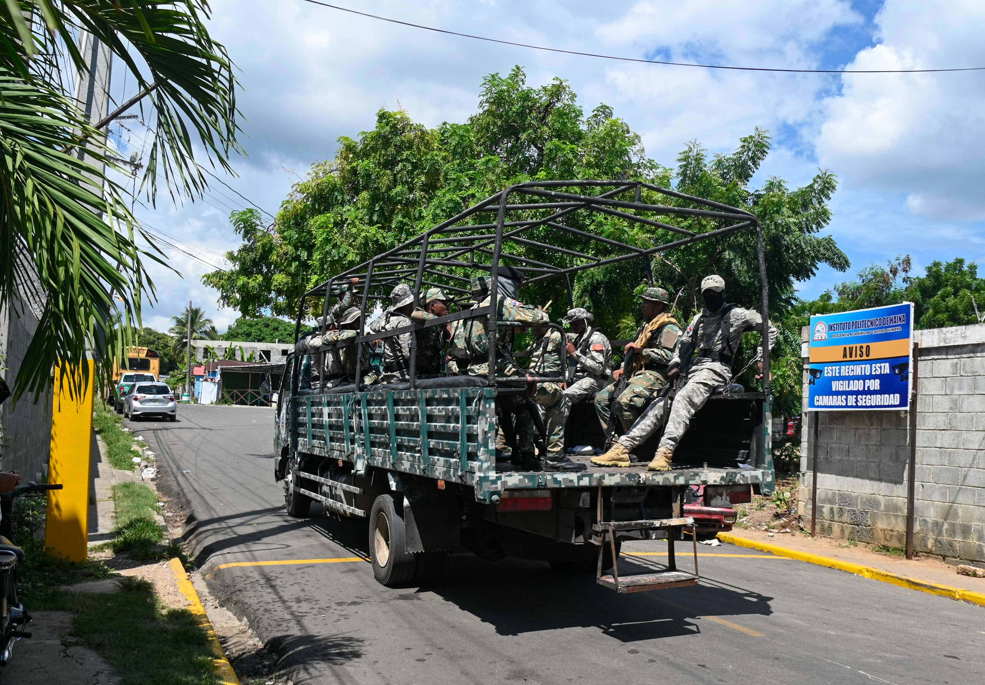 Salida de camiones con soldados.