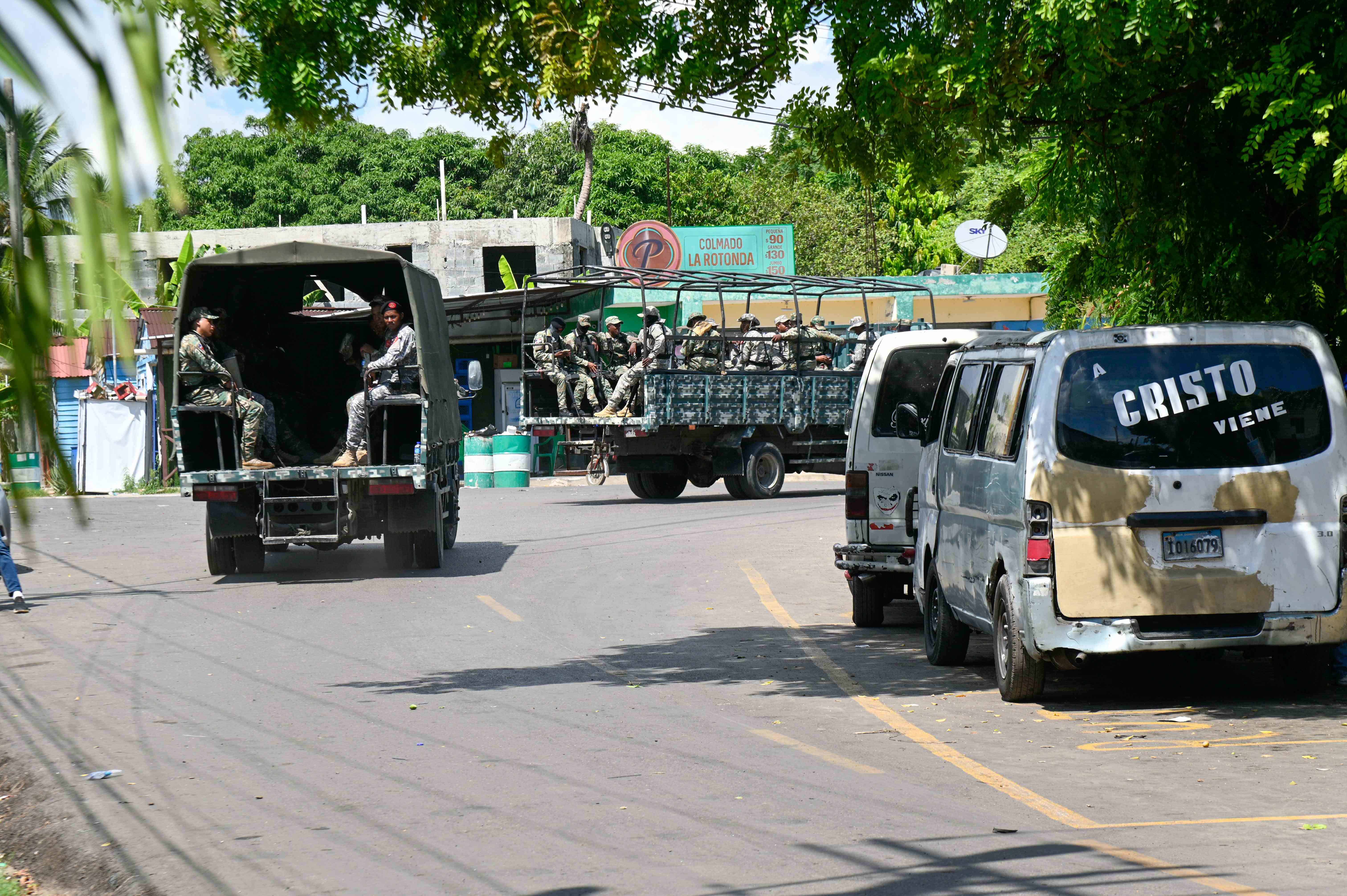 Salida de camiones con soldados.