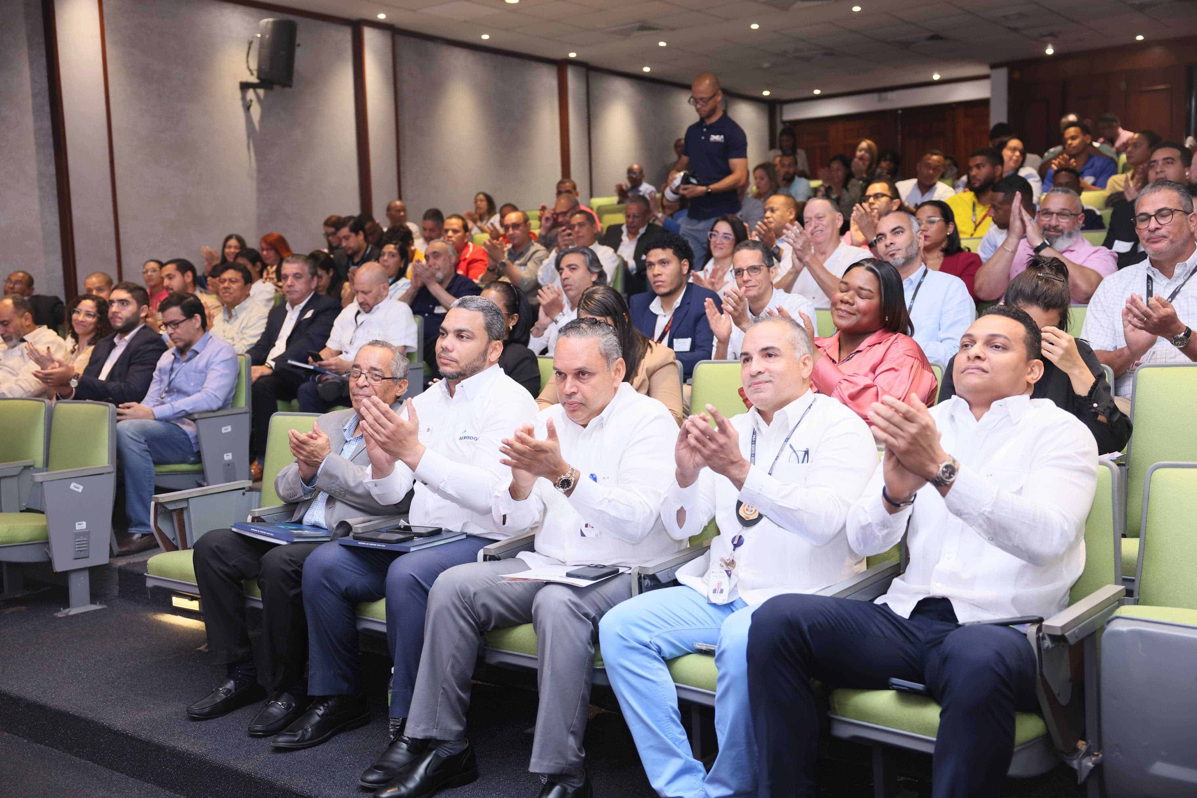 Parte de los asistentes a la presentación del programa Despacho en 24 horas