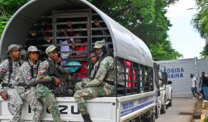 Gobierno tras la meta de los 10 mil: camiones repletos de migrantes entran al Vacacional de Haina