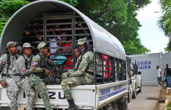 Gobierno tras la meta de los 10 mil: camiones repletos de migrantes entran al Vacacional de Haina