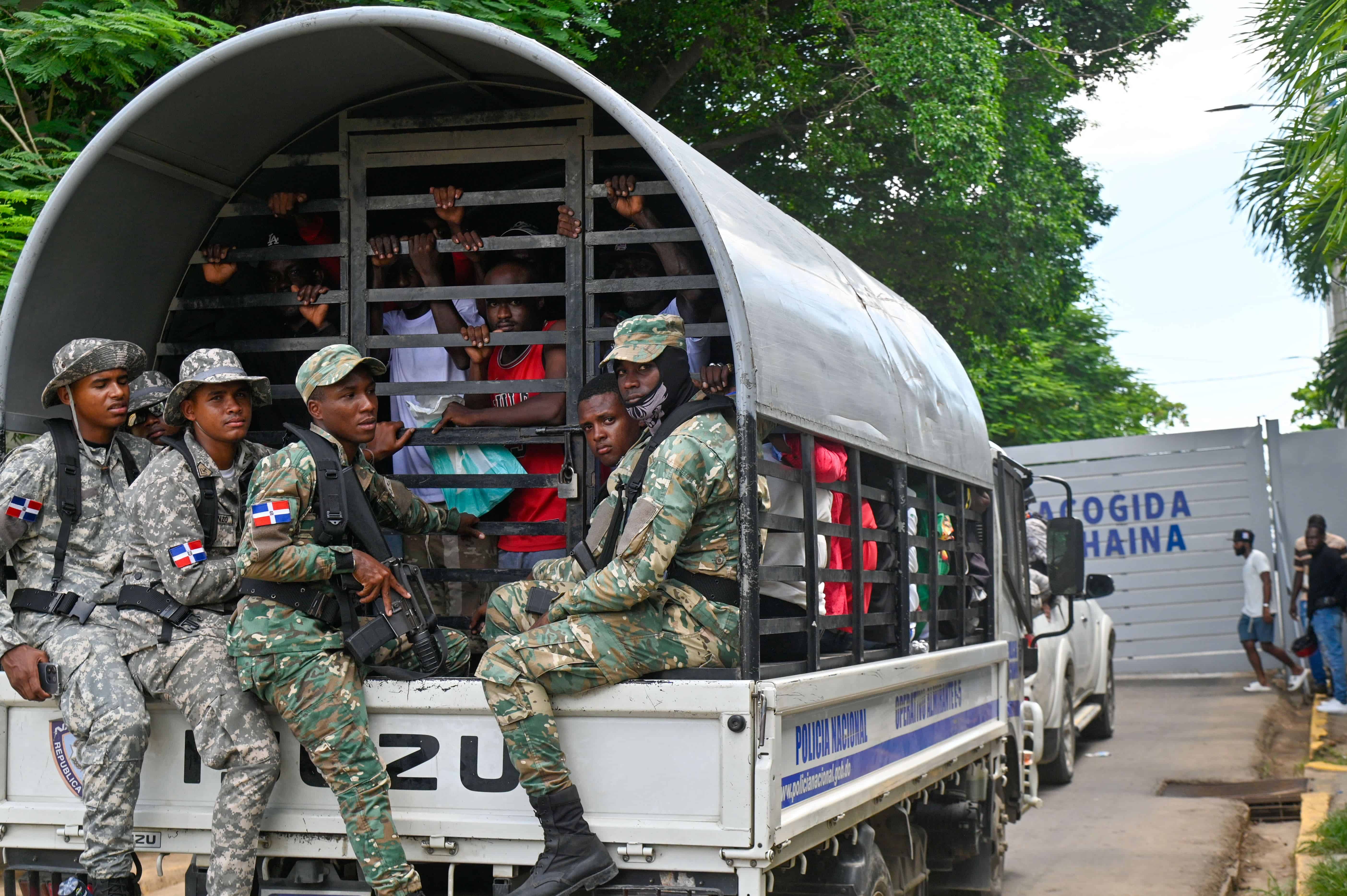 Camiones repletos de migrantes entran en Haina por plan migratorio - Diario  Libre