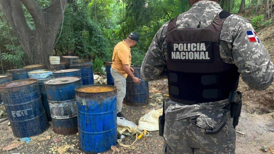 Desmantelan fábrica de bebidas alcohólicas adulteradas y apresan a cinco haitianos