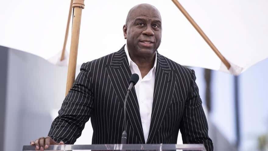 Denuncian acuerdos ocultos entre magnate Walter y Magic Johnson tras compra de los Dodgers Denuncian acuerdos ocultos entre magnate Walter y Magic Johnson tras compra de los Dodgers