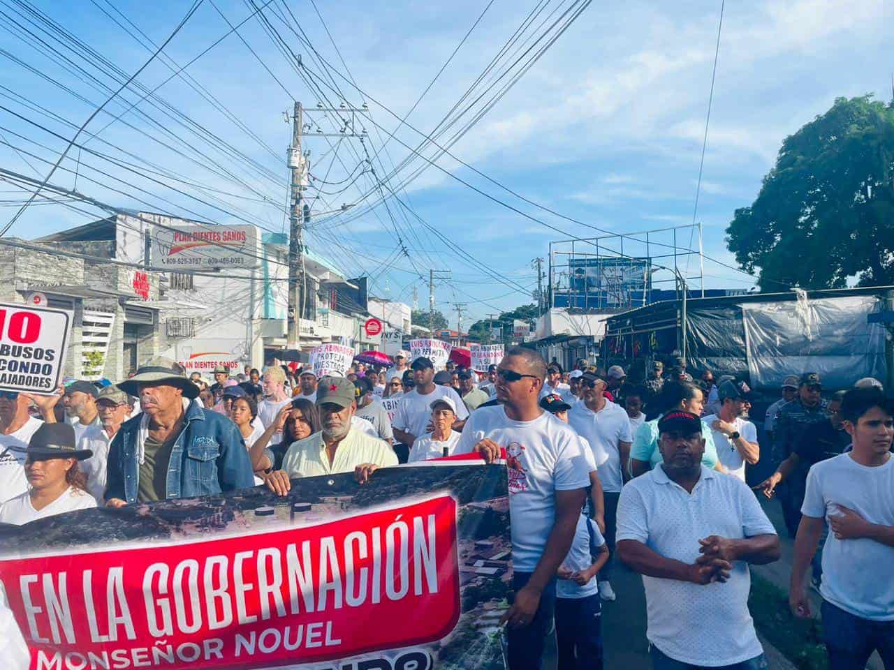 <font style=vertical-align: inherit;><font style=vertical-align: inherit;>Los trabajadores de Falcondo se preparan para realizar una caminata en la Autopista Duarte.</font></font>