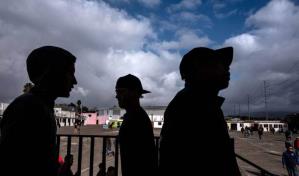 Migrantes varados en la frontera norte de México hallan en el arte un sustento económico