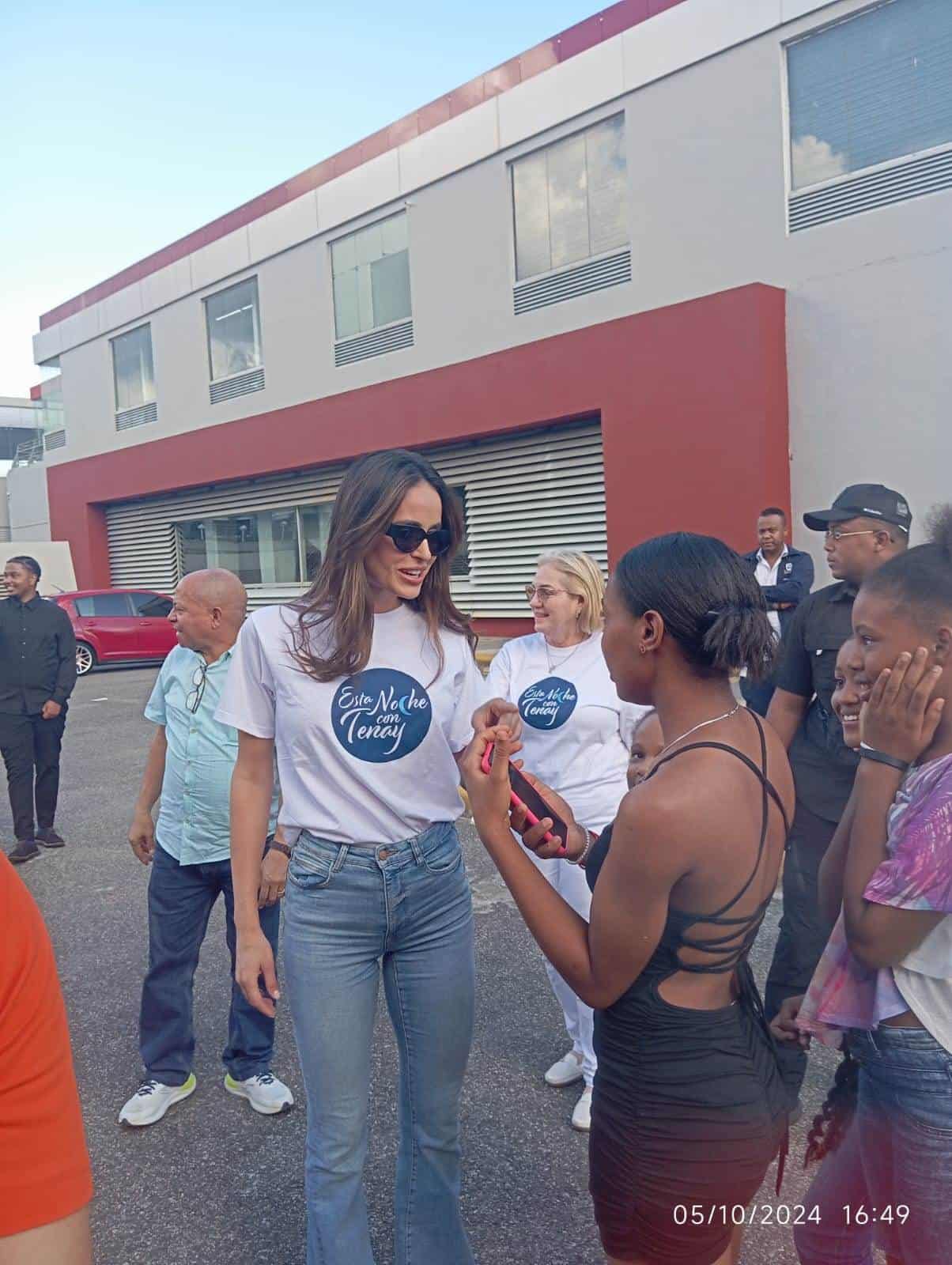 La modelo Marianela Ancheta fue recibida en la terminal del Metro de Santo Domingo por jóvenes y dirigentes comunitarios del barrio.