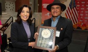 Artista dominicano Chiqui Mendoza recibe reconocimiento en Nueva York