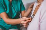 La enfermedad de las arterias coronarias es la causa más común de insuficiencia cardíaca La enfermedad de las arterias coronarias es la causa más común de insuficiencia cardíaca
