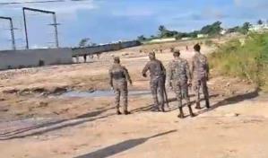 Haitianos protestan en la Autovía del Coral en reclamo de transporte hacia sus lugares de trabajo