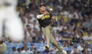 Roberts, manager de Dodgers, molesto después de que Machado lanzara una pelota en su dugout