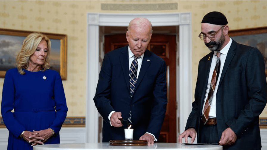 Biden enciende una vela junto a un rabino para conmemorar el aniversario del 7 de octubre