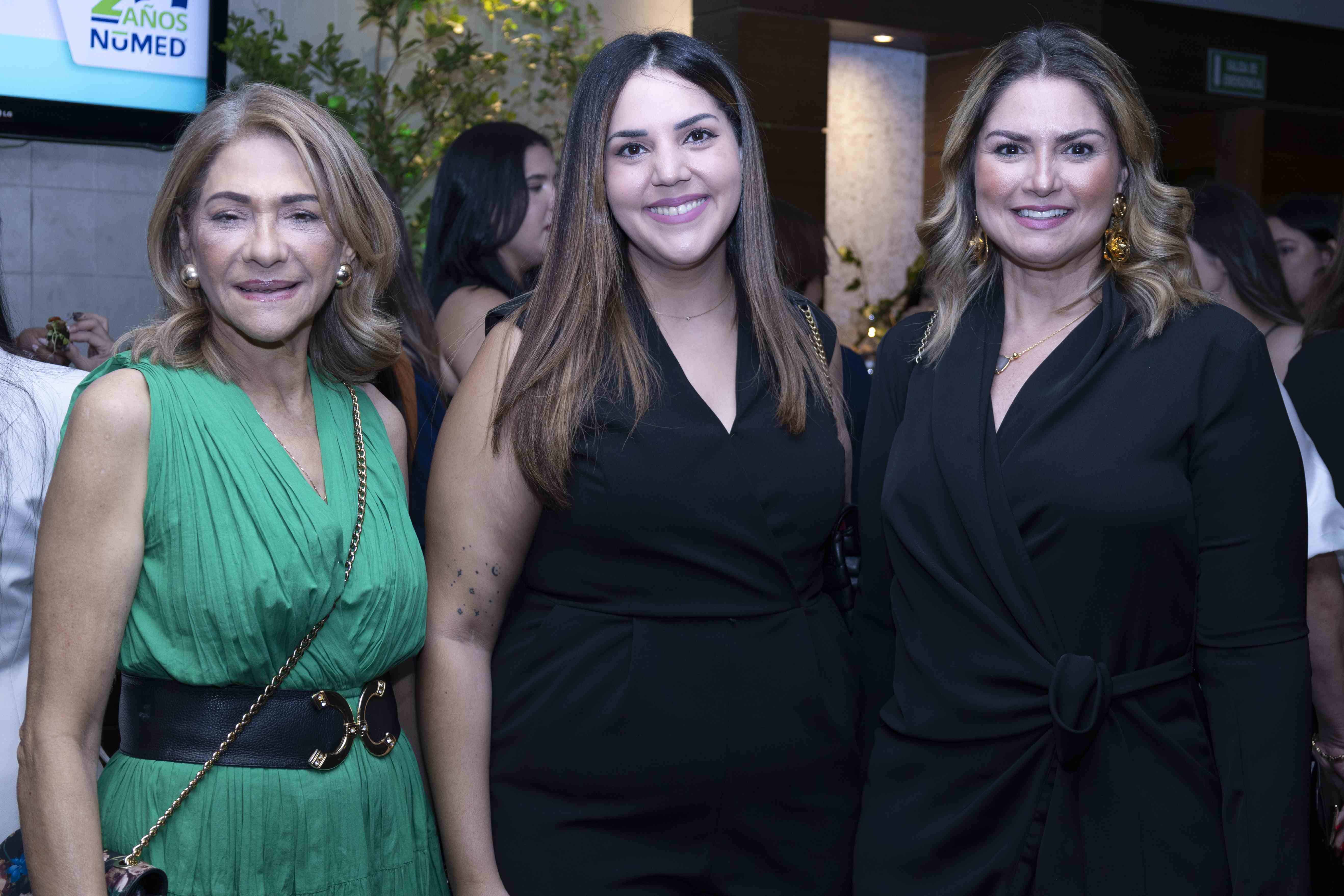 Lily de Morales, Griset Cruz y Carolina Saladín. 