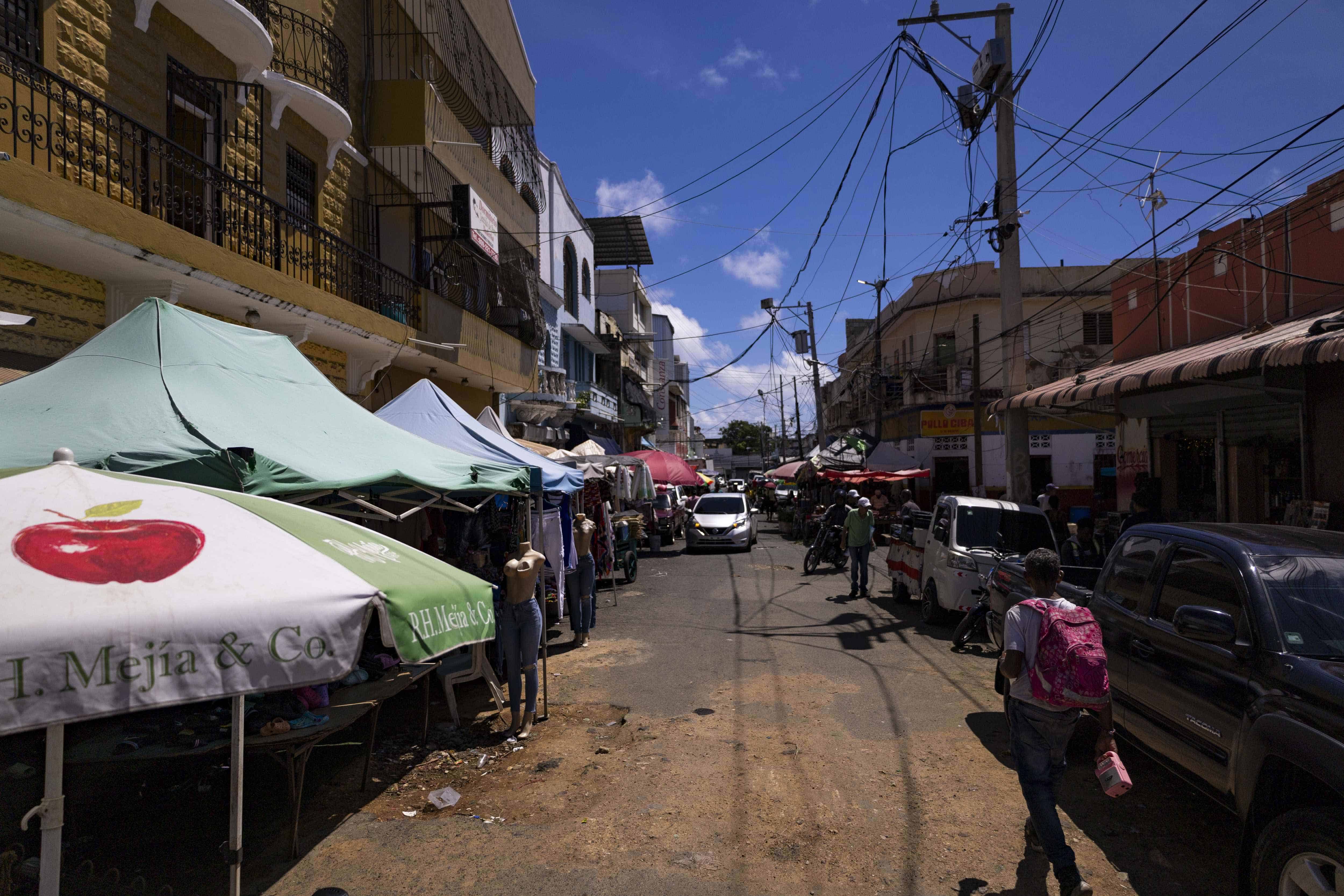 Calle con comercios sin gente en El Pequeño Haití.