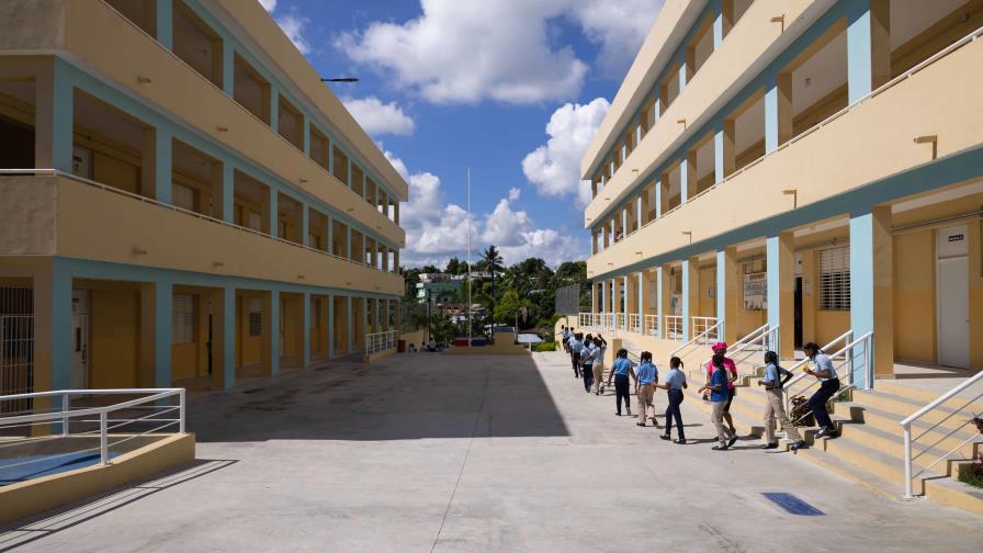 Cerca de 400 estudiantes de escuela en Los Alcarrizos no reciben docencia por déficit de maestros