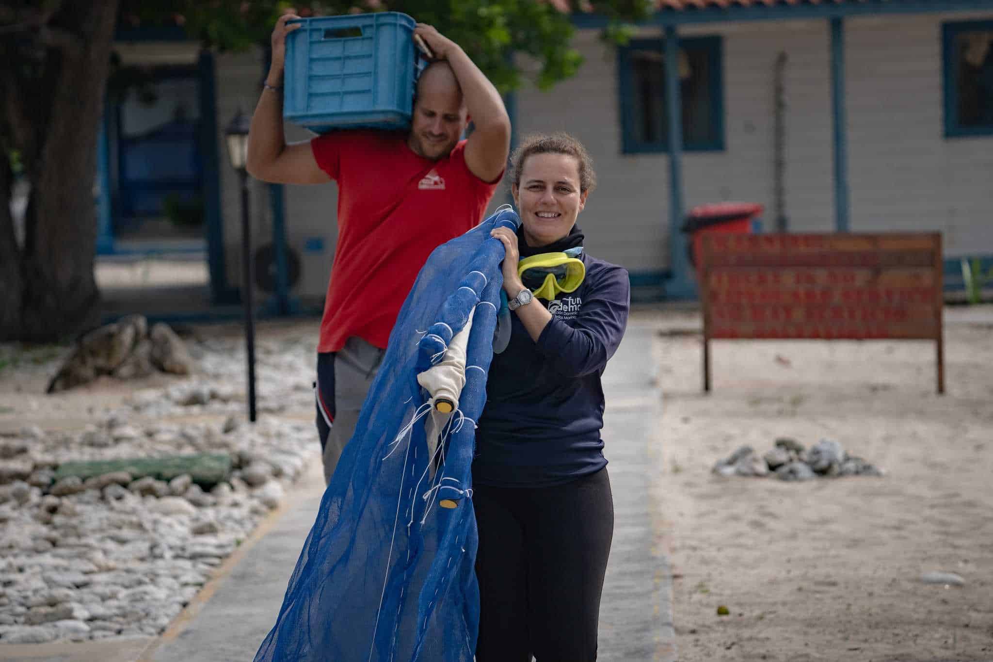 Rita Sellares, directora ejecutiva de Fundemar, traslada una de las redes verticales para la colecta de gametos de coral en Guanahacabibes, Cuba.