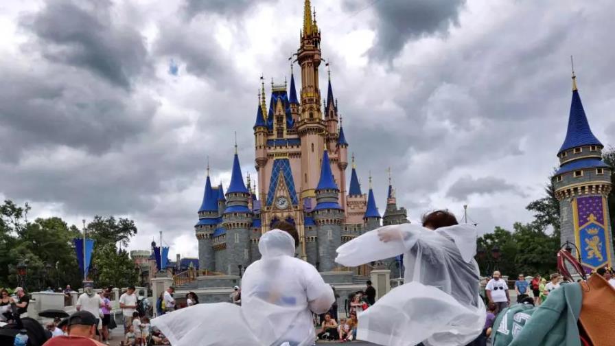 Los parques de Disney en Florida cierran ante la llegada del huracán Milton