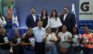 Indotel entrega Canasta Digital Social a 337 jefas de hogar en el Distrito Nacional