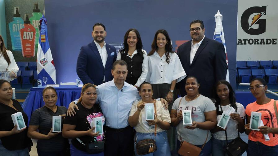 Indotel entrega Canasta Digital Social a 337 jefas de hogar en el Distrito Nacional