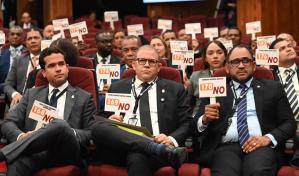 La oposición, sin fuerza, recurre a los calificativos en busca de detener la reforma constitucional