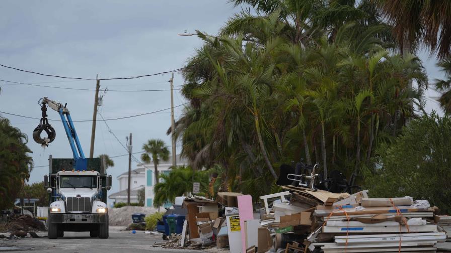 Residentes evacuan bahía de Tampa ante el posible impacto directo del huracán Milton de categoría 5